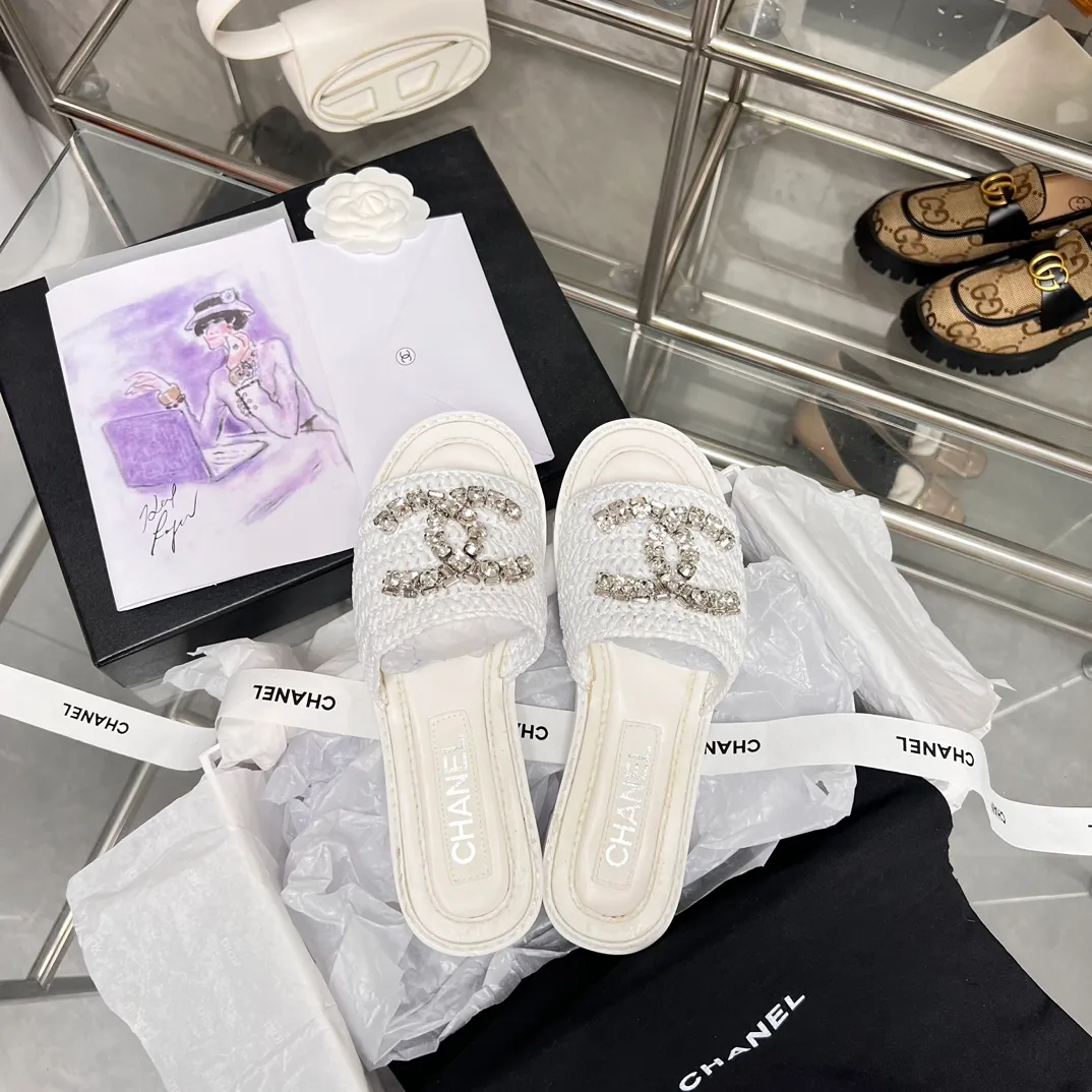 👟👟Ex-factory price 480👟👟 CHANEL woven handmade slippers are currently the most difficult slippers to make. They are all handmade. The diamonds are artificially put on one by one. Imported pure natural dense weaving! Super heavy duty! The quality is much better than the ones on the market, so it is not easily deformed and has a certain degree of flexibility to the touch, not that hard! It doesn’t feel stuffy when you wear it, and the breathability effect is really good! Size: 35-40. Genuine leather outsole. This product is relatively rare. Don’t hesitate to get it. I don’t know how many months it will last. Maybe it will be gone all of a sudden. This kind of shoes can’t be made for long. It’s too troublesome.